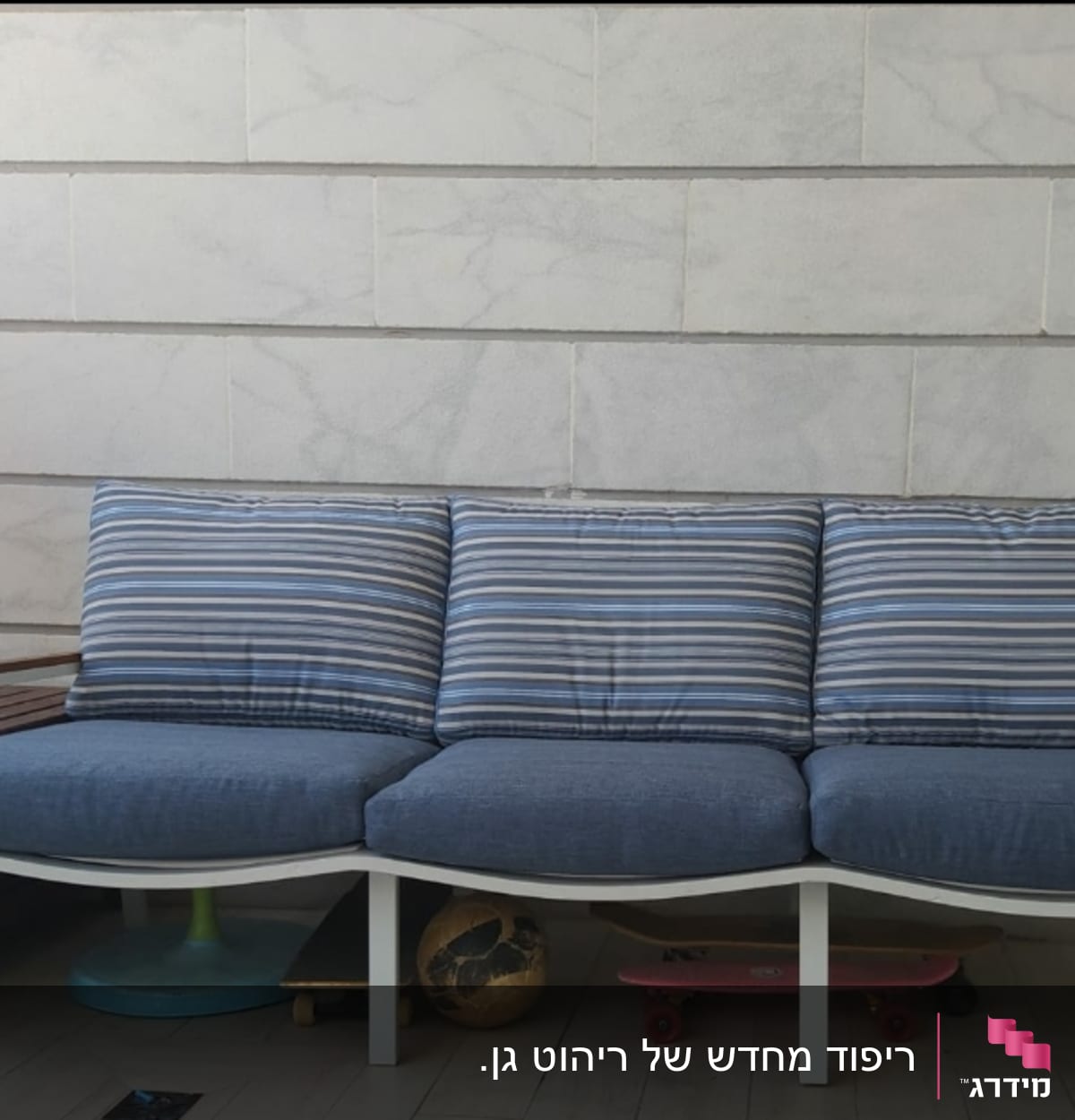 כריות פסים כחולות על ספה בחוץ